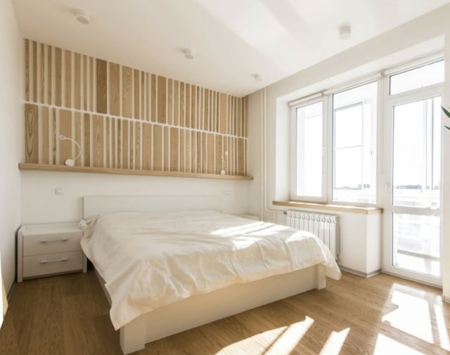 Schlafzimmer-Erwachsene-Holzboden-mit-Balkon