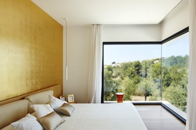 Schlafzimmer-Fensterwand-Rückwand-glänzend-Gold-mit-einzigartigen-Kreativ-Effekten
