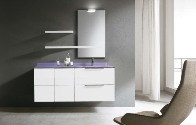 Sitzstuhl-matter-Boden-weiße-Badezimmer-schrank-mit-Wandspiegel