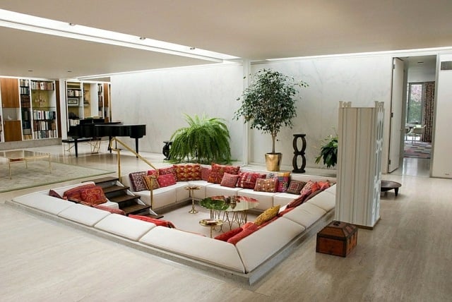 Sofabereich-mit-Treppen-im-Boden-versunken