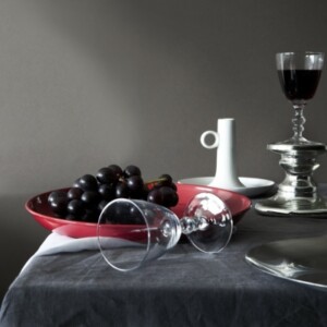 Trauben-Weingläser-Tischdecke-dunkle-Farben