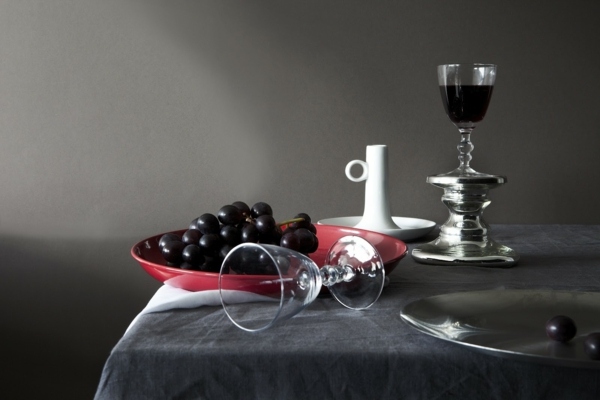 Trauben-Weingläser-Tischdecke-dunkle-Farben