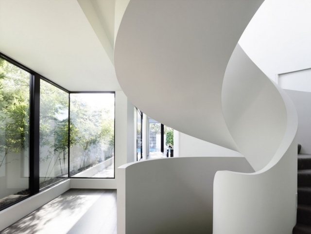 Treppenbau-weiße-Spindeltreppe-Design-Raumskulptur-massiv-halbgewendelt