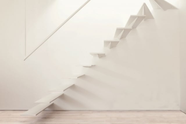 Treppenbaukunst-minimalistische-schwebende-innentreppe-weiß-handlauf