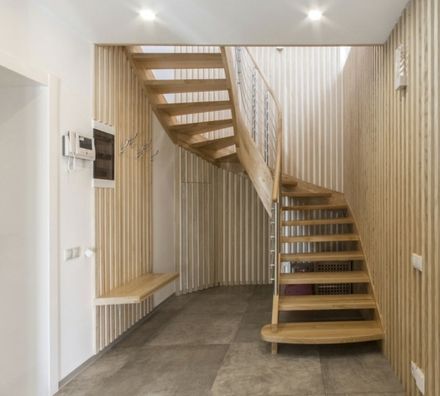 Treppengelände-aus-Holz-Parkett-Boden