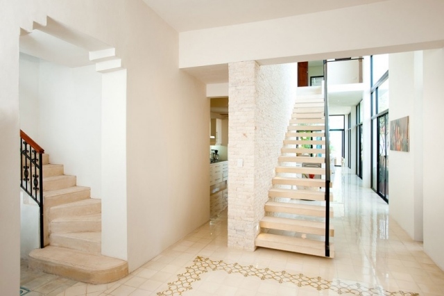 Treppenhaus-schwebend-metallgeländer-weiße-innenwände