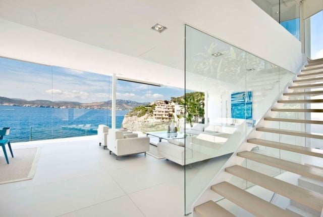 Umwehrungen-aus-Glas-innentreppe-weiß-minimalistisch-villa