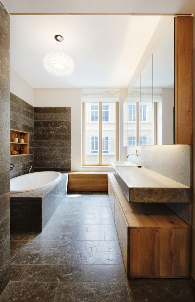 Viel-Licht-im-Badezimmer-Einbau-Badewanne-naturstein-boden-wandfliesen