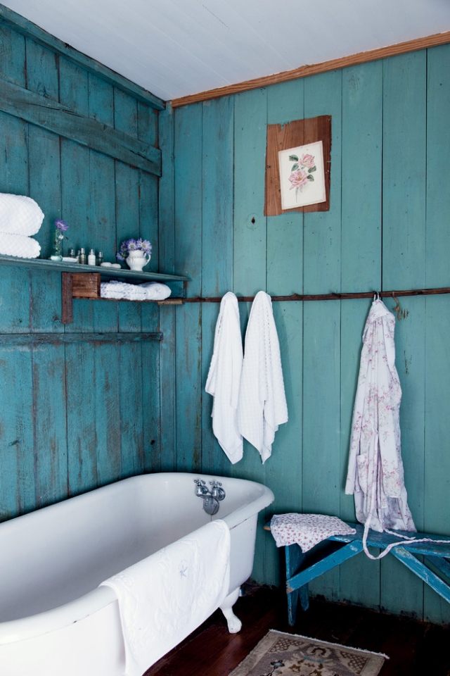 Vintage-Bad-Einrichtung-blautöne-holzlamellen-streichen-weiße-handtücher
