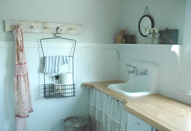 Vintage-Style-für-Bad-Zimmerideen-Waschbeckenboard-Holz