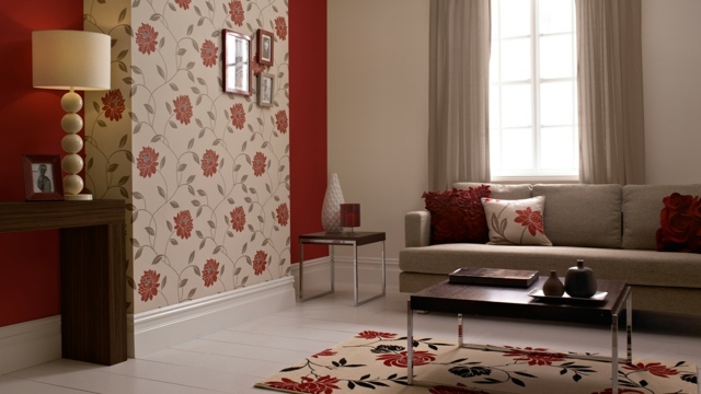 Zimmerfarben Tapeten Muster romantisches Wohnzimmer Blumen weinrot beige