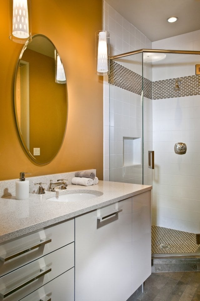 Wandfarbe-Gold-Behaglichkeit-modernes-Badezimmer-Einrichtungstrends