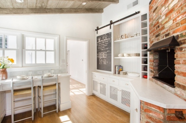 Wandgestaltung-mit-Kreidetafel-rustikale-küche-ziegelwand-holzdeckenbalken