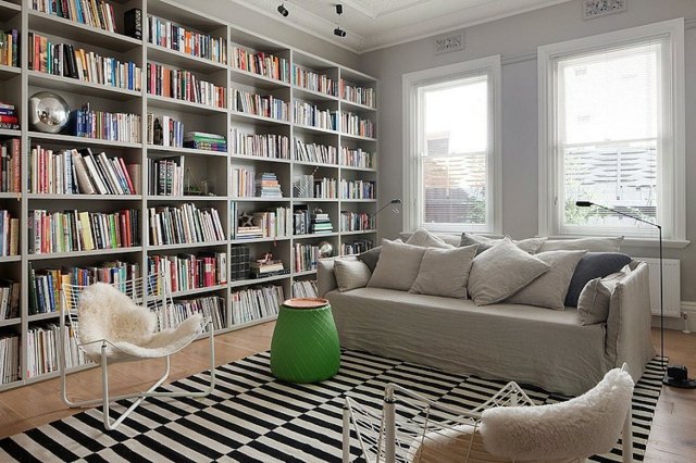 weiße Bücher Sofa Polstermöbel Streifen Stühle grün
