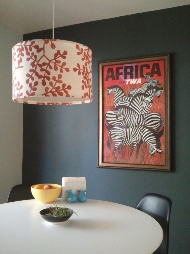 Wandschmuck-Ideen-im-afrikanischen-Stile-schwarz-gestrichene-Wand-Zebras