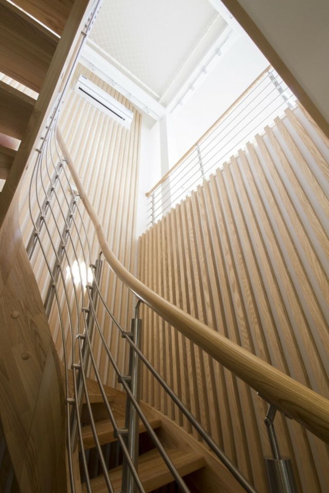 Wandverkleidung-aus-Holz-Ansicht-Treppe-nach-oben