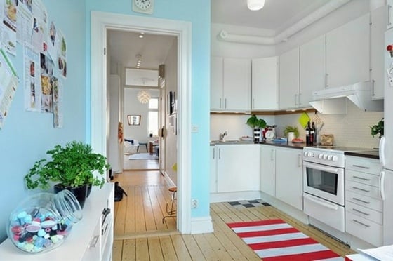weiße-Küchenschränke-kleine-Küche-Holzboden