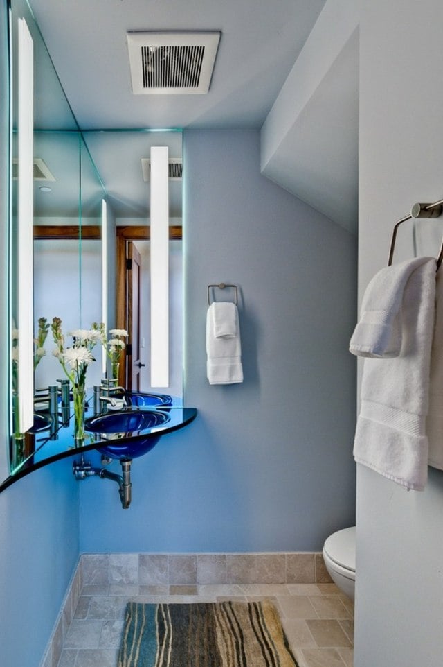 Badezimmer blaue Farbe Fliesen Boden Ideen