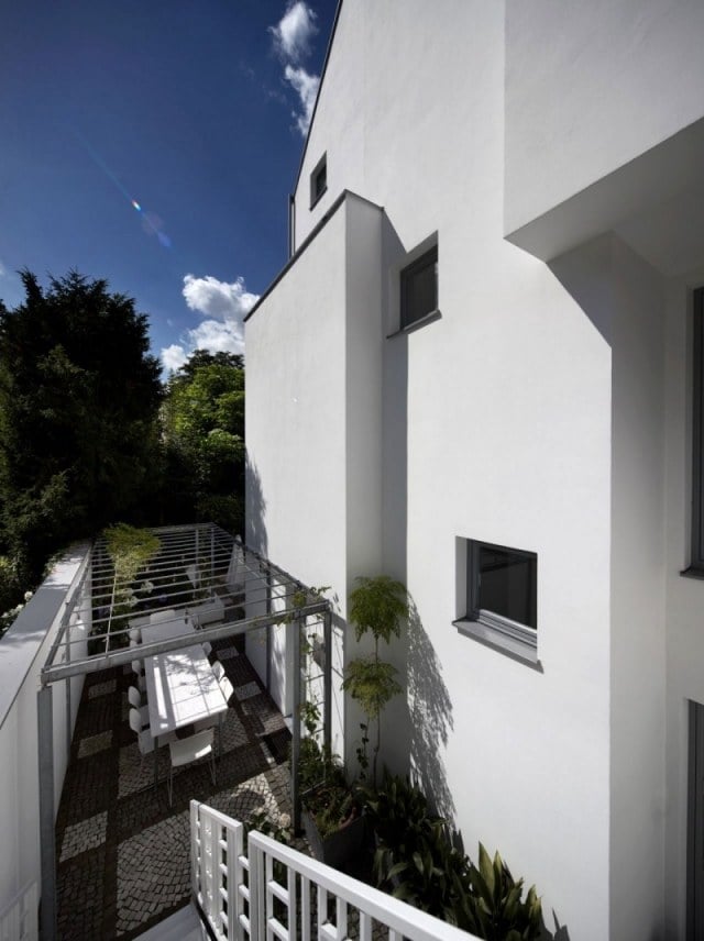 Weiße-Fassade-Haus-KLR-renoviert-Kölner-Architektur-Studio-Archequipe