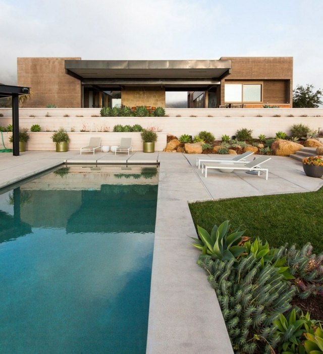 modern Holzfassade Pool Garten Betonplatten modern