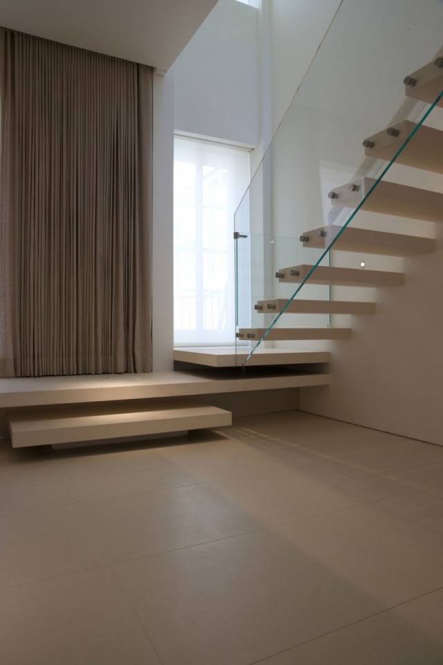 Wohnhaustreppen-Kragarmkonstruktion-minimalistisch-Podest-Glas-Umwehrungen
