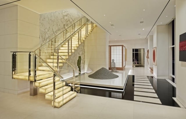 Wohnhaustreppen-Penthouse-Glaswände-hochglanzpoliert-Handlauf