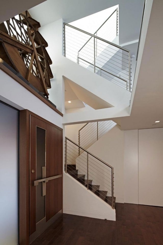 Wohnhaustreppen-modern-Handlauf-poliert-Stahl-reduziert-Geländer