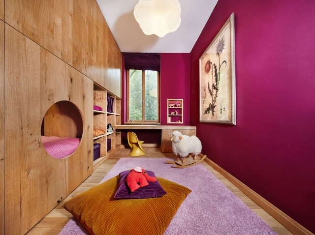 Wohnideen-Kinderzimmer-Wandfarbe-gesättigt-purpur-Holz-Etagenbetten