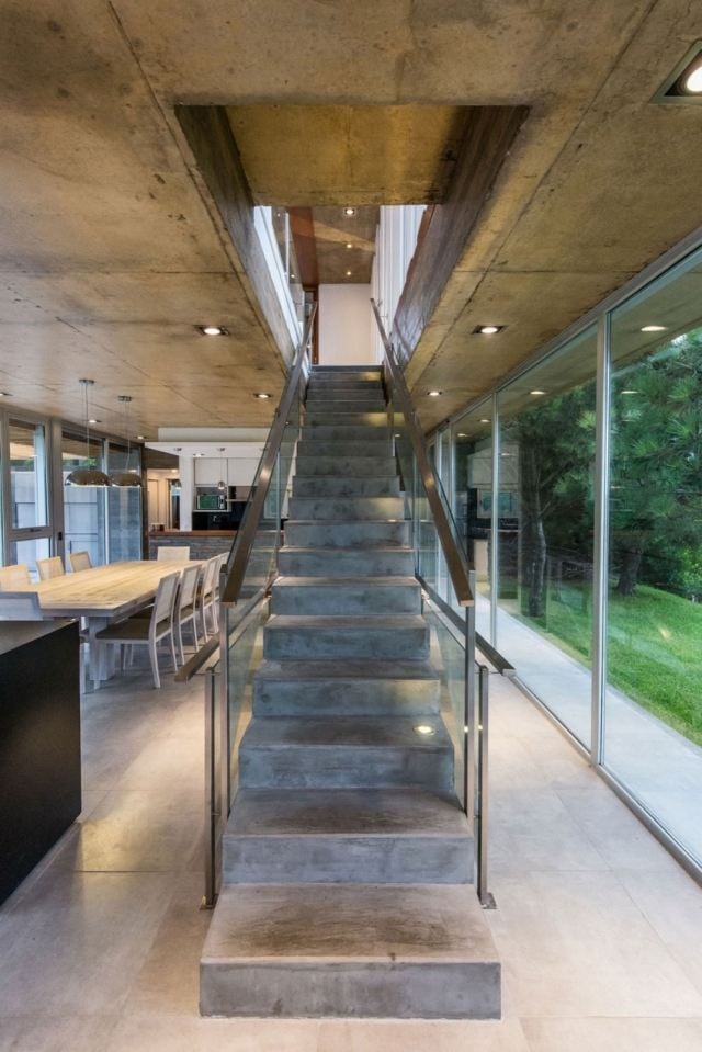 Wohnung-Treppenhaus-Beton-Stufen-gestalten-Ideen-geradläufig-Sichtbetondecke