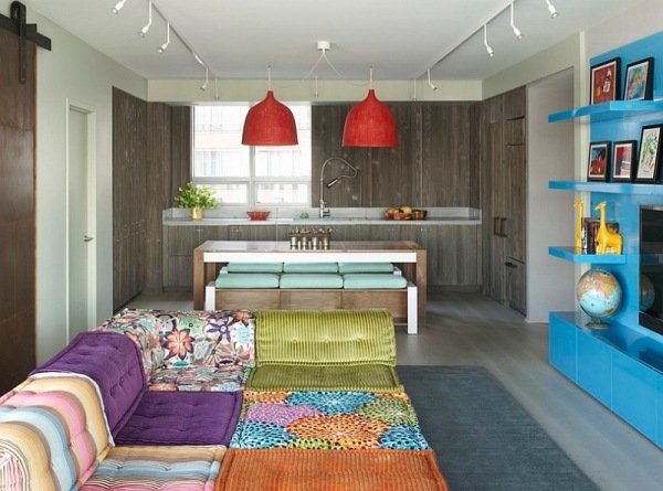 Wohnzimmer-Ideen-einbauküche-grifflose-fronten-sitzmöbel-decke-bezüge-farbenfroh
