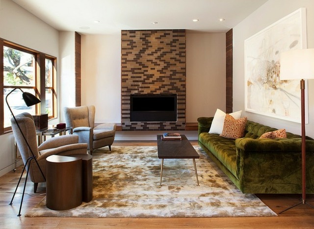 Farben gestalten grünes Sofa Kamin braune Fliesen