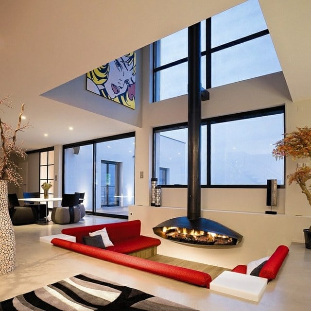 asymmetrische-Zimmerdecke-rote-Polstermöbel-im-Wohnzimmer