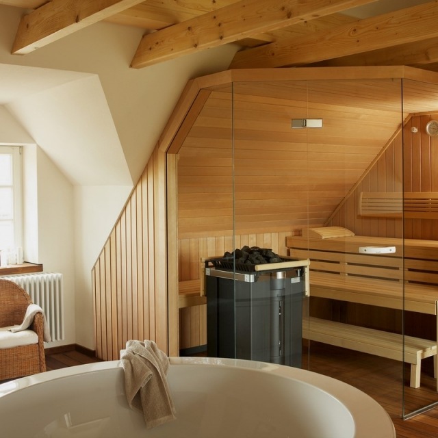 bad mit sauna planen-dachboden-glaswand-runde-badewanne