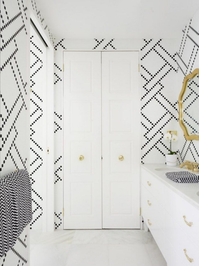 bad-wände-mosaik-fliesen-muster-geometrisch-abstrakt-kontrastfarben-schwarz-weiß-goldene-Griffe