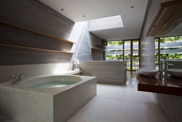 badewanne-aus-beton-wandregale-holz-modernes-bad-ambiente-einrichtungsideen