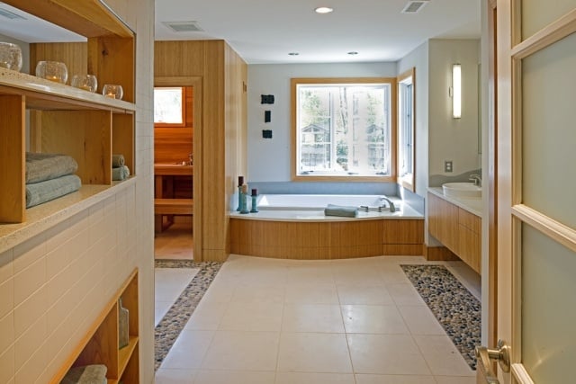 badezimmer-badewanne-fenster-kies-streifen-sauna