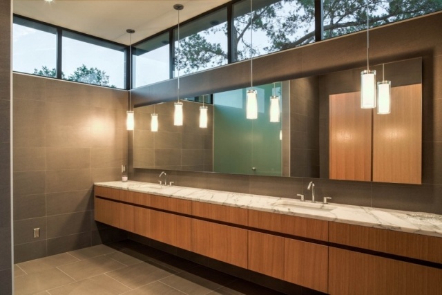 badezimmer-design-graue-fliesen-holz-waschtischunterschrank-marmor-arbeitsplatte