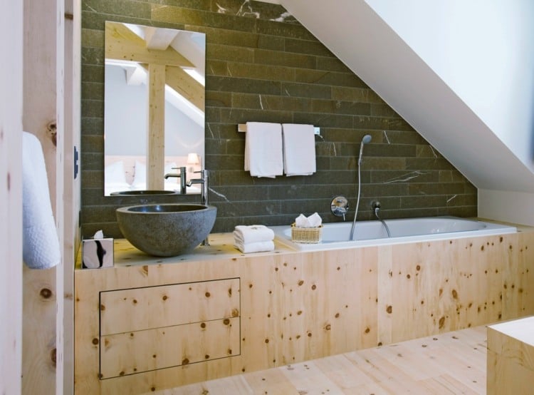 badezimmer design hell holzverkleidung gruen stein fliesen wand dachschraege