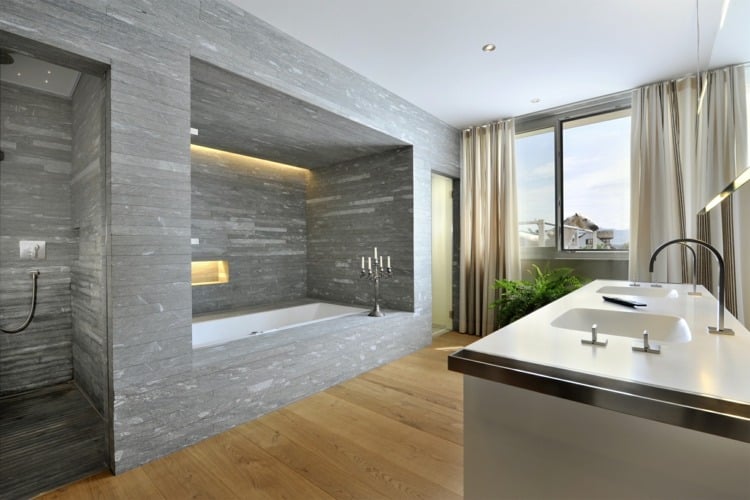 badezimmer design minimalistisch idee grau stein badewanne dusche holz parkett