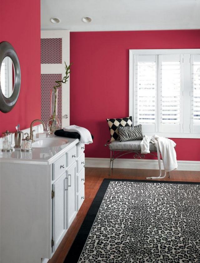 badezimmer-farbe-rot-himbeer-weisser-waschtischunterschrank