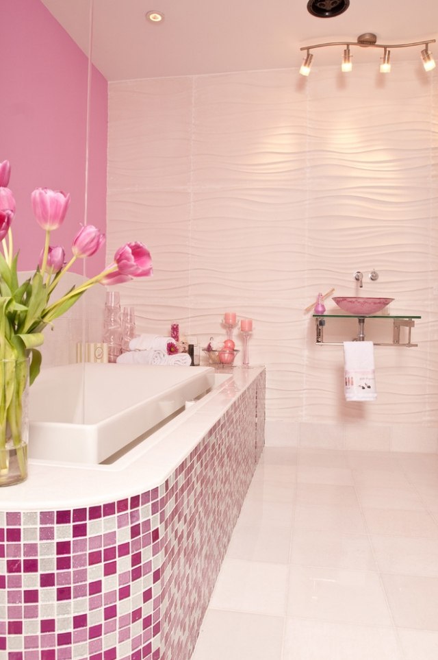 badezimmer-fliesen-lila-rosa-mosaike-badewanne-außenwand-verkleidung