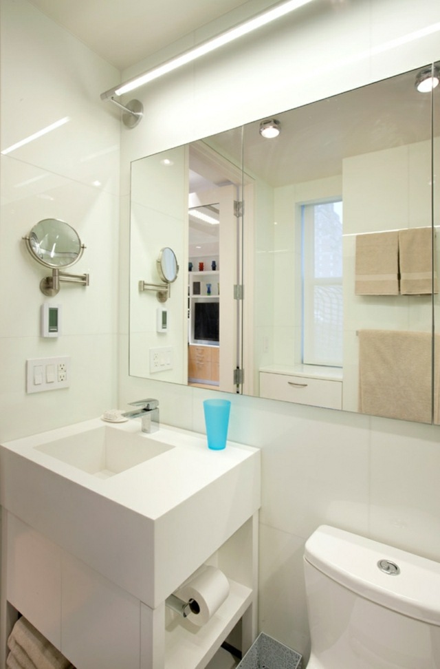 badezimmer kleine wohnung weiß spiegel waschbecken hell