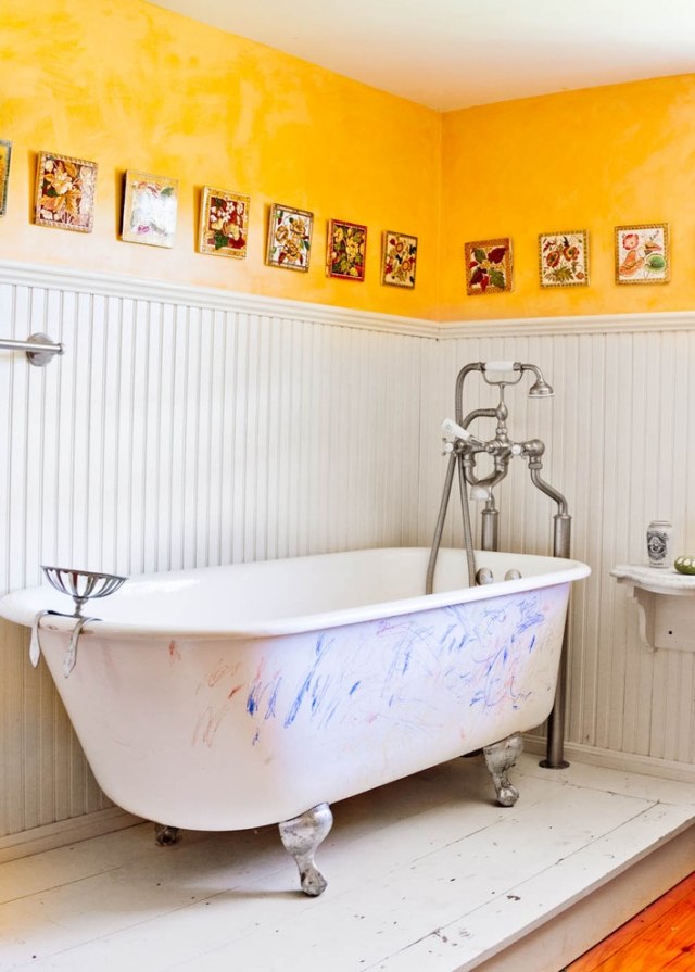 badezimmer-landhausstil-gelbe-wände-badewanne-füße-metallisch-löwenbein