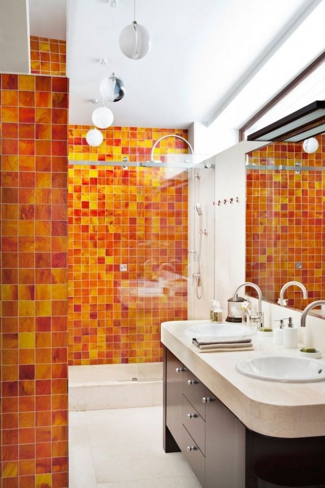 badezimmer-mosaikfliesen-wand-orange-gelb-keramik-glasiert