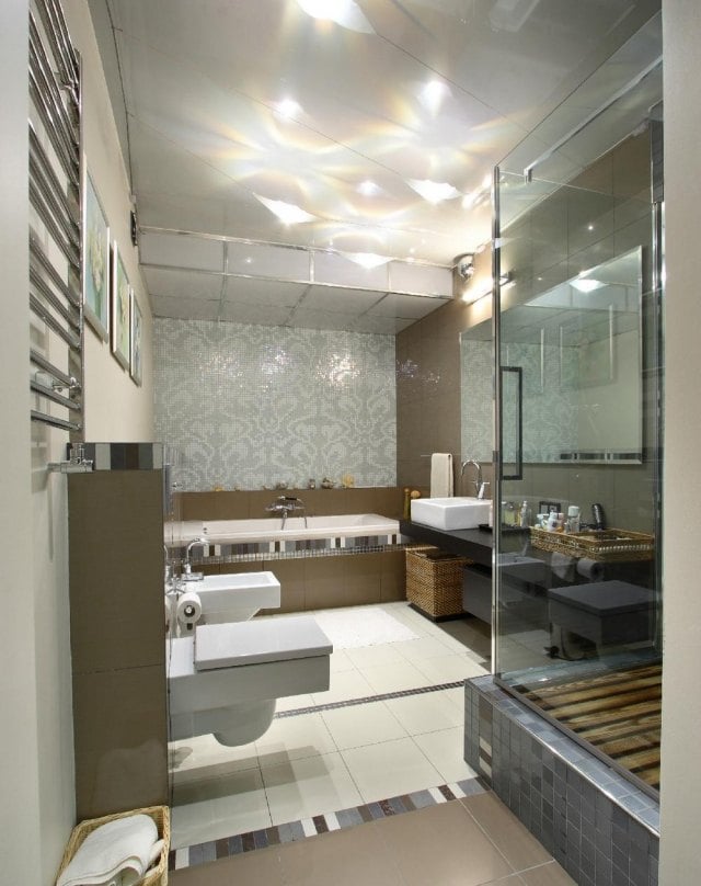 badezimmer-ohne-fenster-beleuchtung-deckenleuchten-mosaik-glanzvoll
