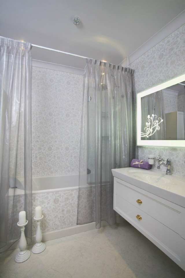 badezimmer-ohne-fenster-weiss-duschvorhaenge-spiegel-beleuchtung