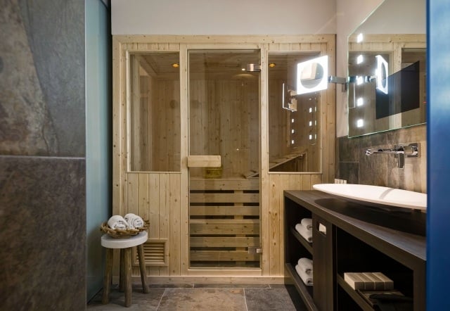 badezimmer-sauna-fichtenholz-glastuer-fenster