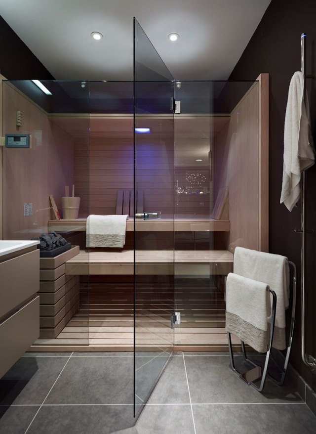 badezimmer-sauna-planen-glaswand-tuer-grossformatige-graue-bodenfliesen