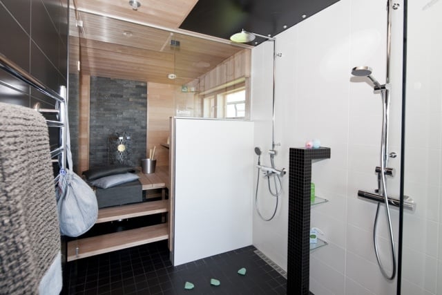 badezimmer-sauna-schwarze-bodenfliesen-zwei-duschen