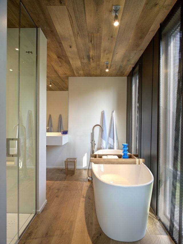badezimmer-skandinavischer-stil-weiße-ausstattung-rustikales-zubehör-freistehende-wanne